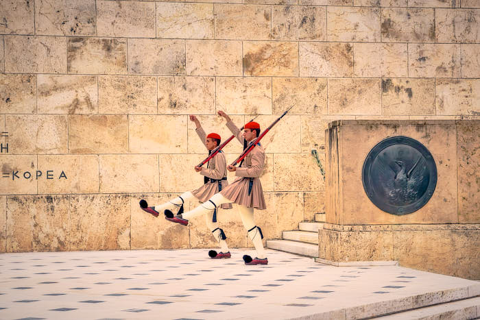 Evzonen am Denkmal des unbekannten Soldaten in Athen