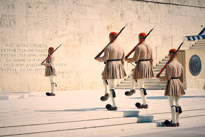 Evzonen bei der Wachablösung am Grab des unbekannten Soldaten in Athen